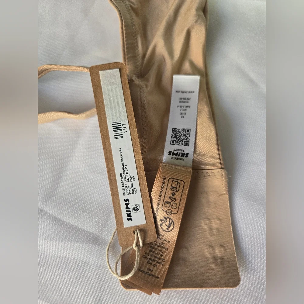 SKIMS Nude Seamless Bra - Picture 4 of 6